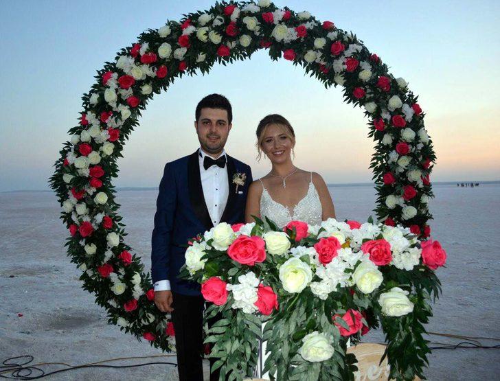 Tuz Gölü üzerinde nikah kıydılar G1