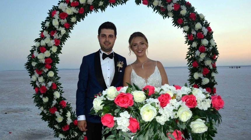 Tuz G&ouml;l&uuml; &uuml;zerinde nikah kıydılar