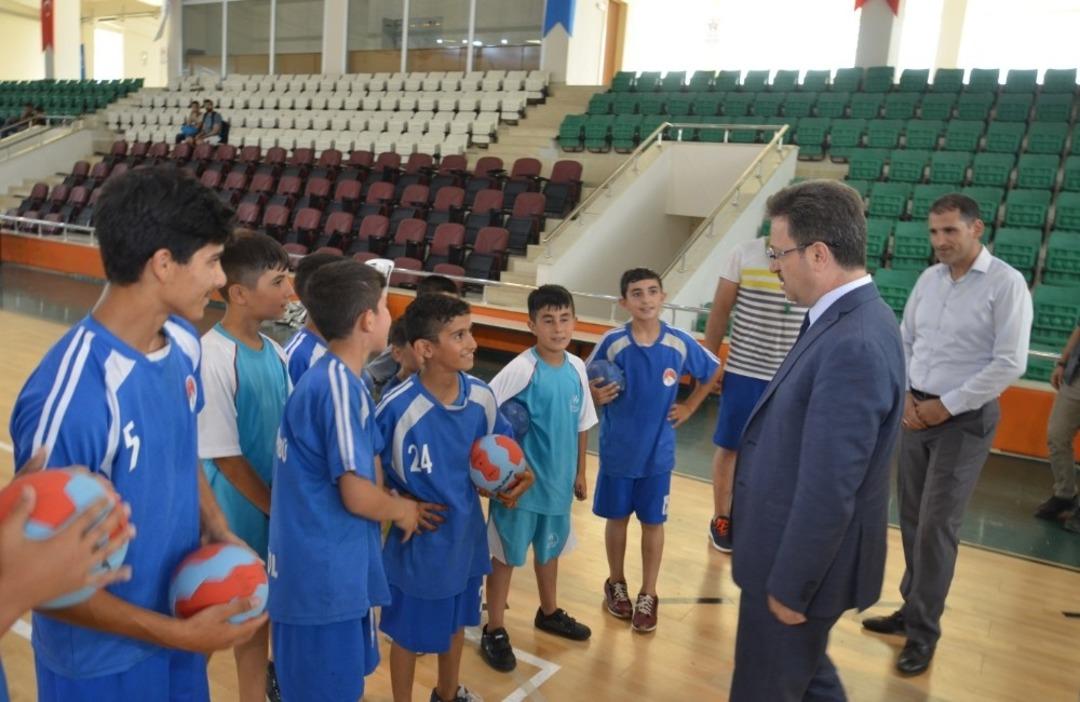 Vali &Uuml;nl&uuml;, yaz spor okullarında &ccedil;ocuklarla bir araya geldi