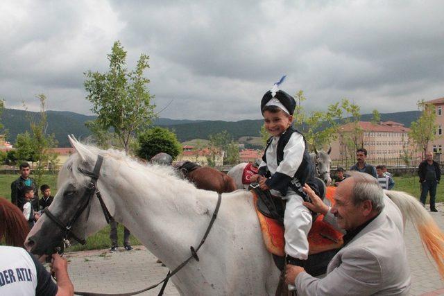 Akdağmadeni’nde 110 çocuk için sünnet şöleni yapıldı