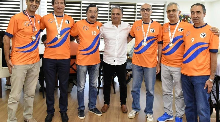 Kupayı Başkan Uysal’a hediye ettiler