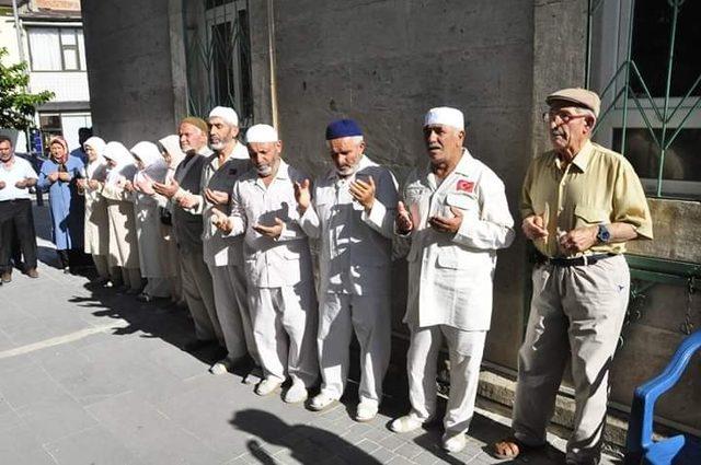 Hacı adayları dualar ile uğurlandı