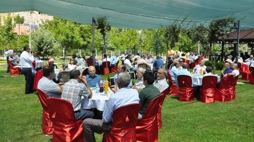 Lise arkadaşları yıllar sonra bir araya geldi