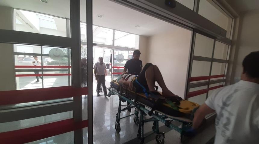 K&ouml;pekten ka&ccedil;arken otomobilin altında kaldı