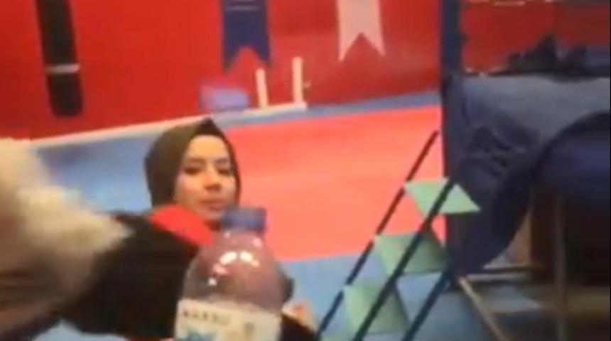 D&uuml;nya Şampiyonu Hayriye&rsquo;den &rsquo;Bottle Cap Challenge&rsquo; videosu