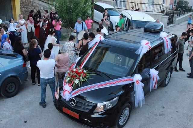 Tunceli Valisi Sonel'in makam aracı, gelin arabası oldu