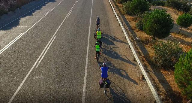 Bisikletli ailenin Göbeklitepe'ye 1300 kilometrelik yolculuğu