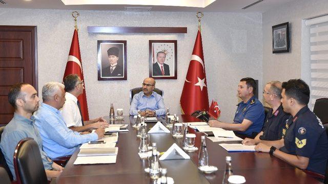 Kaçak mangal kömürü imalathaneleri çevreyi kirletiyor