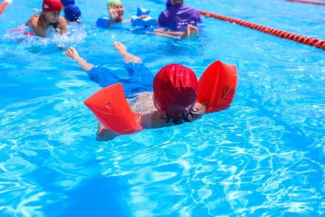 Otizmli çocuklar yaz boyu Kepez’de yüzecek