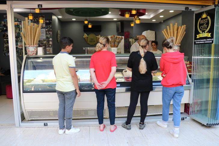  Bu dondurmanın bir topu 100 lira G3