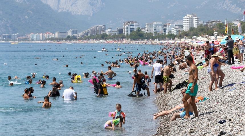 Antalya sahillerinde yoğunluk