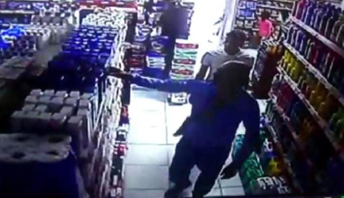 Market sahibi yakaladığı hırsızlara sopa ile dayak attı