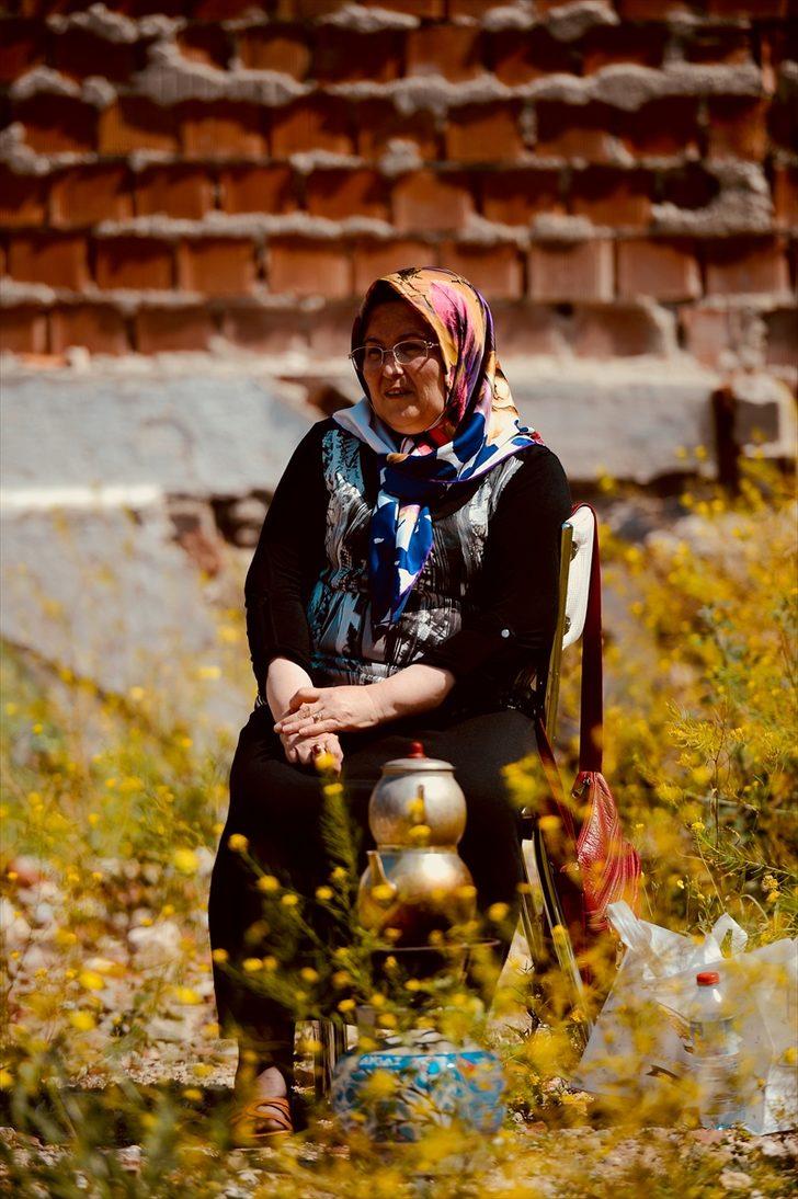 Boş arsada çay demleyerek müteahhidi protesto ediyor G2