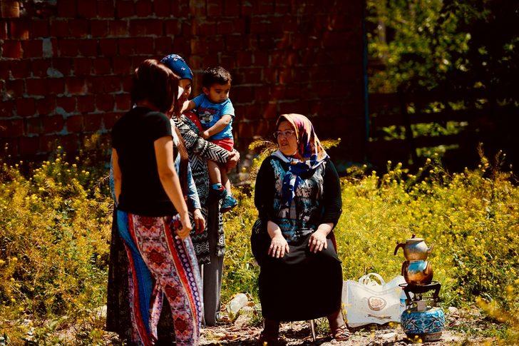 Boş arsada çay demleyerek müteahhidi protesto ediyor G3