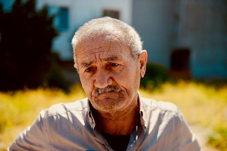 Boş arsada çay demleyerek müteahhidi protesto ediyor G5