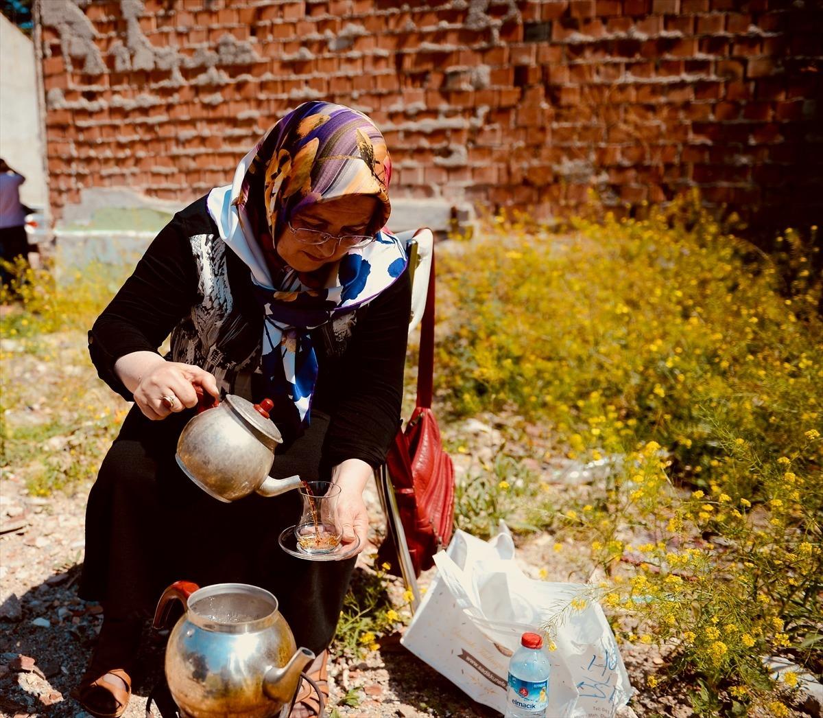 Boş arsada &ccedil;ay demleyerek m&uuml;teahhidi protesto ediyor