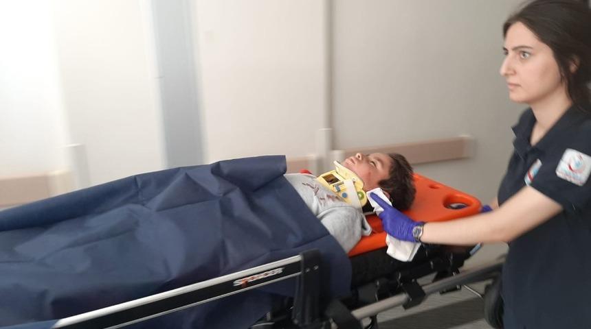 Minib&uuml;s durmadan atlayınca yaralandı