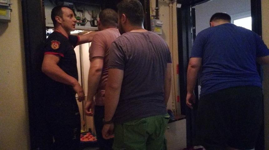 Asansörde mahsur kalan 3 kişiyi itfaiye ekipleri kurtardı