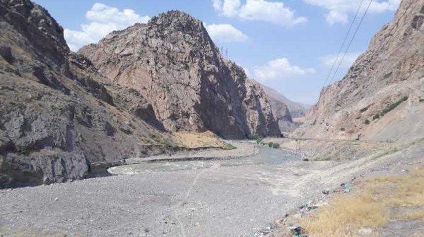 Hakkari'de sıcak saatler! Çatışma çıktı, terörist Zap Suyu'na atladı