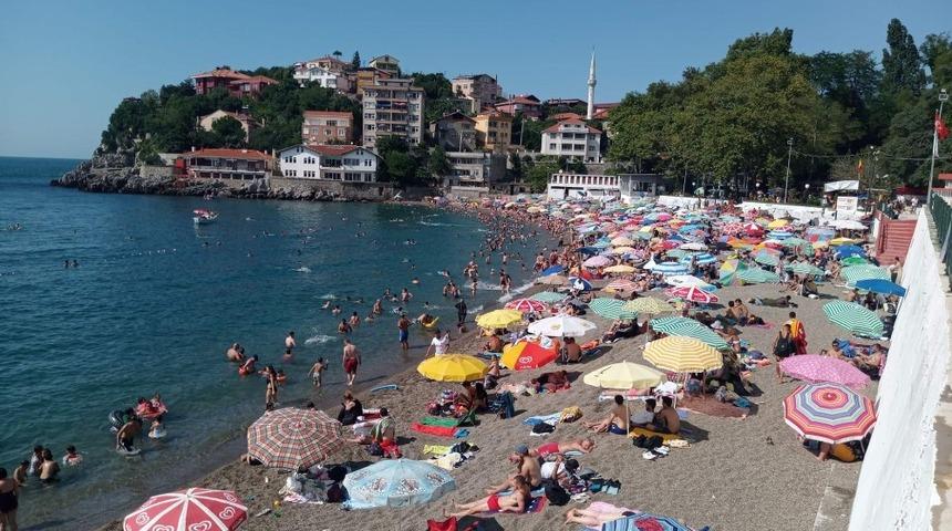 Sıcak havayı fırsat bilen plaja akın etti