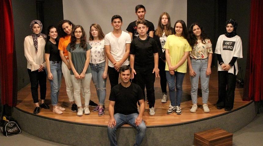 Gen&ccedil; At&ouml;lye&rsquo;de dersler s&uuml;r&uuml;yo