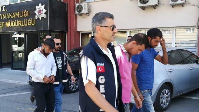 Yollardaki mazgalları çalan 3 kişi kaçamadan yakalandı