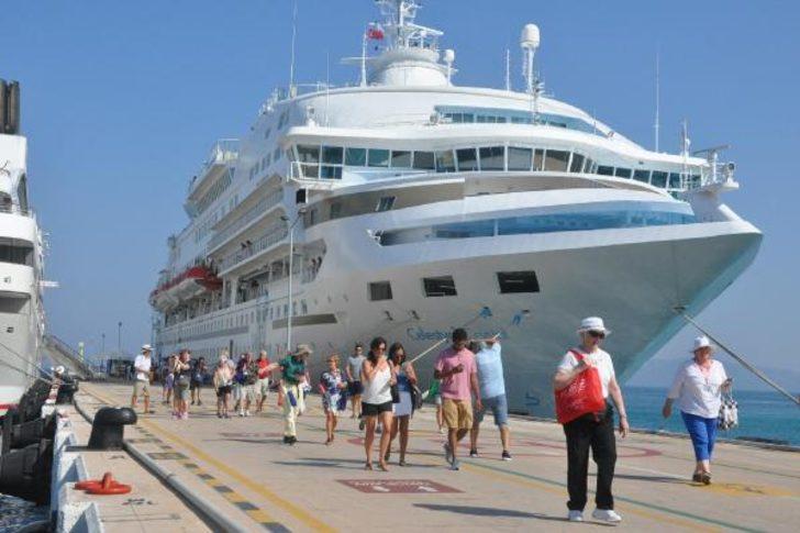 Turistler akın etti, adım atacak yer kalmadı! Sahiller doldu, taştı G3