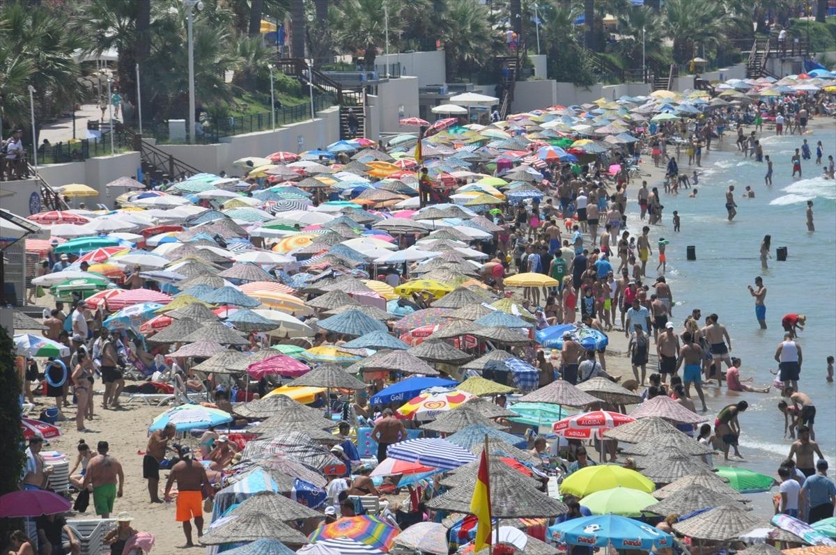 Turistler akın etti, adım atacak yer kalmadı! Sahiller doldu, taştı