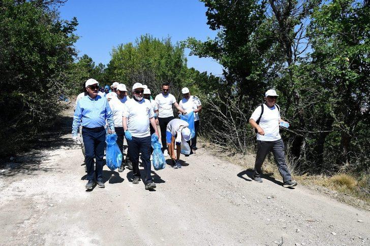 Vali, Belediye Başkanı ve çok sayıda vatandaştan çevre temizliği G5