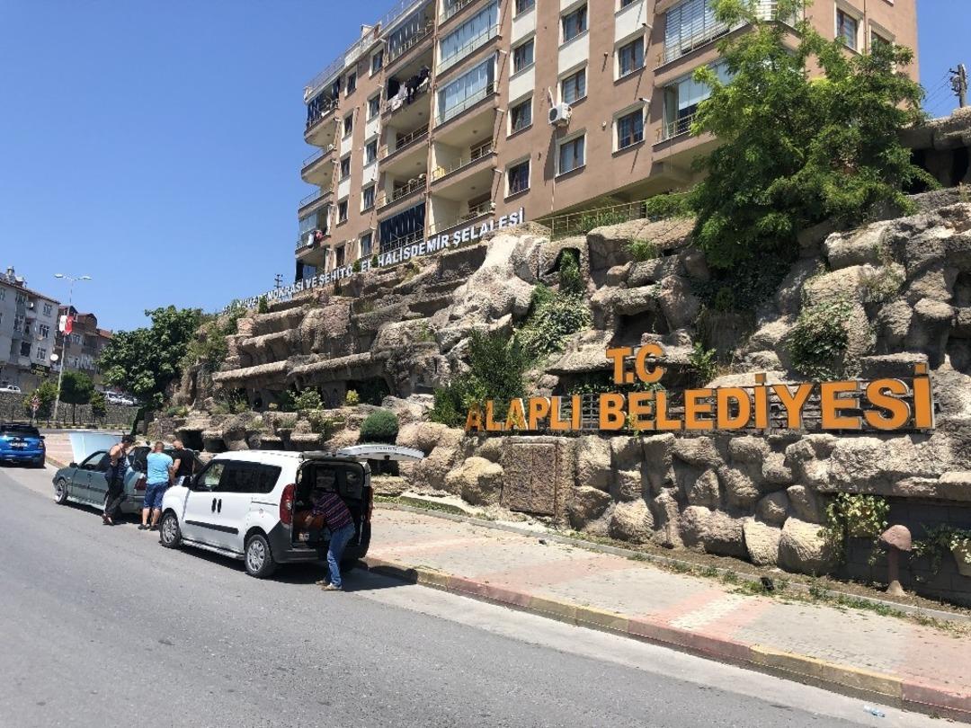 Yapay şelale kirli g&ouml;r&uuml;nt&uuml;s&uuml;yle tepki &ccedil;ekiyor