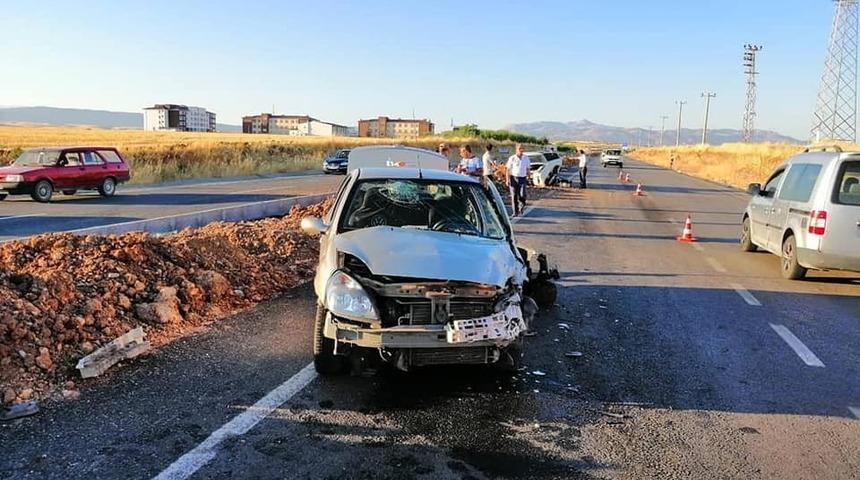 Adıyaman&rsquo;da iki otomobil &ccedil;arpıştı: 5 yaralı