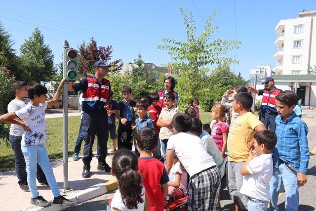 Kuran kursu öğrencilerine trafik eğitimi