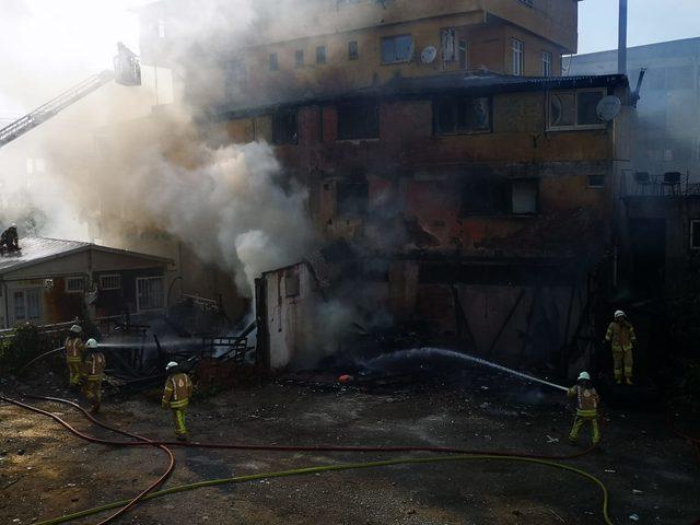Pendik'te bir kömürlükte çıkan yangın binalara sıçradı