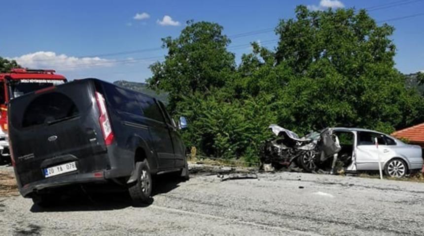 Denizli'de iki araç kafa kafaya çarpıştı! Yaralılar var