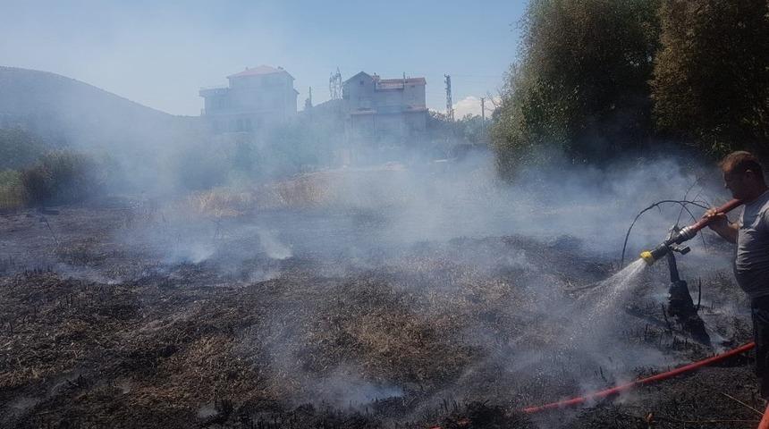 Eğirdir G&ouml;l&uuml; kıyısında korkutan yangın, yazlıklara sı&ccedil;ramak &uuml;zereyken s&ouml;nd&uuml;r&uuml;ld&uuml;