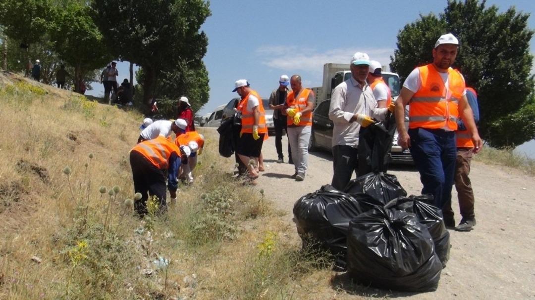 Van G&ouml;l&uuml;&rsquo;n&uuml;n Tatvan sahilinde &ccedil;&ouml;p toplama kampanyası