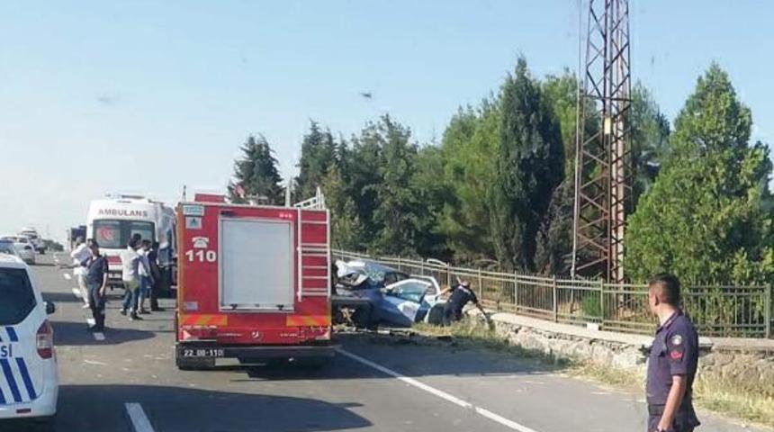 Edirne'de otomobil duvara çarptı! Ölü ve yaralılar var