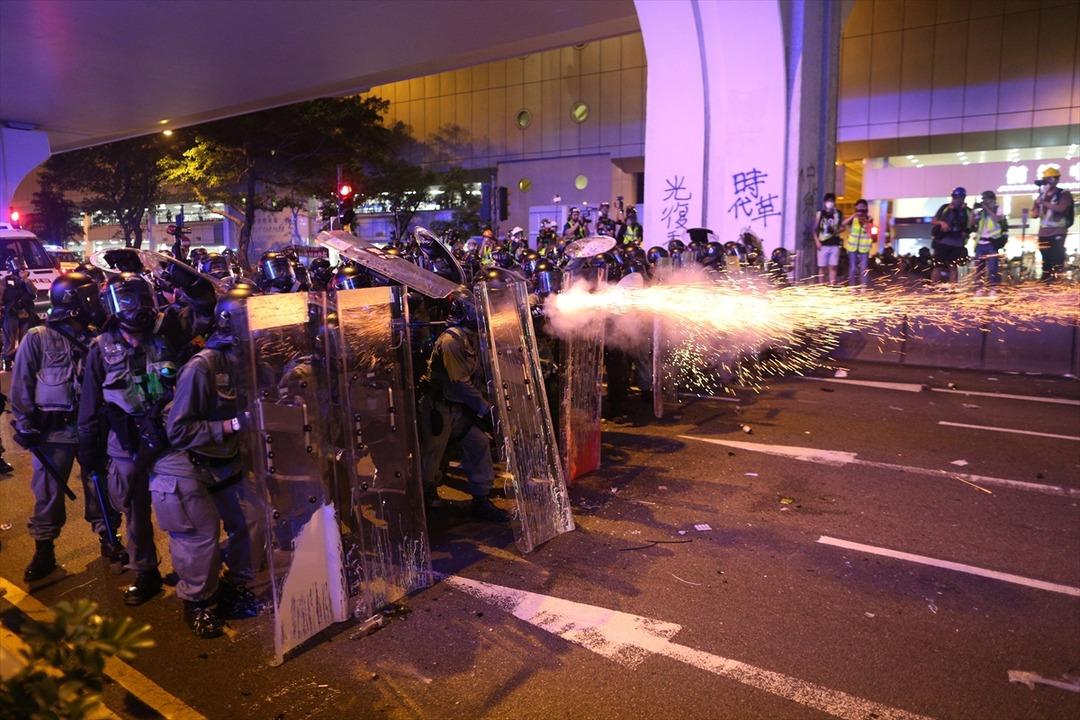 B&uuml;y&uuml;k &ouml;fke! On binlerce kişi sokağa d&ouml;k&uuml;ld&uuml;: Ortalık savaş alanına d&ouml;nd&uuml;