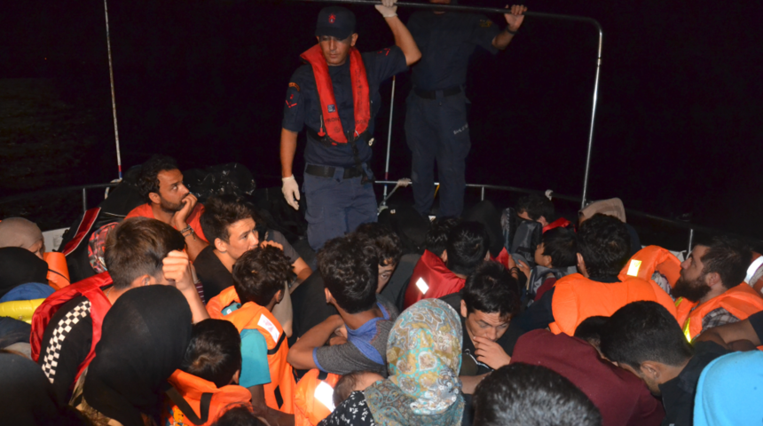 Bir botta 45 kişi! Balıkesir'de devriye sırasında fark edildi!