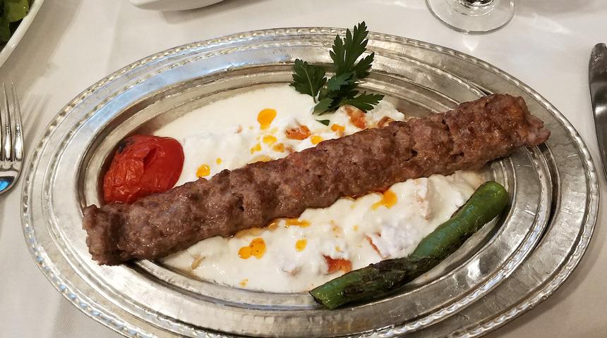 Bu yiyecek kombinasyonları hatalı! Etin yanında neden yoğurt yememelisiniz?