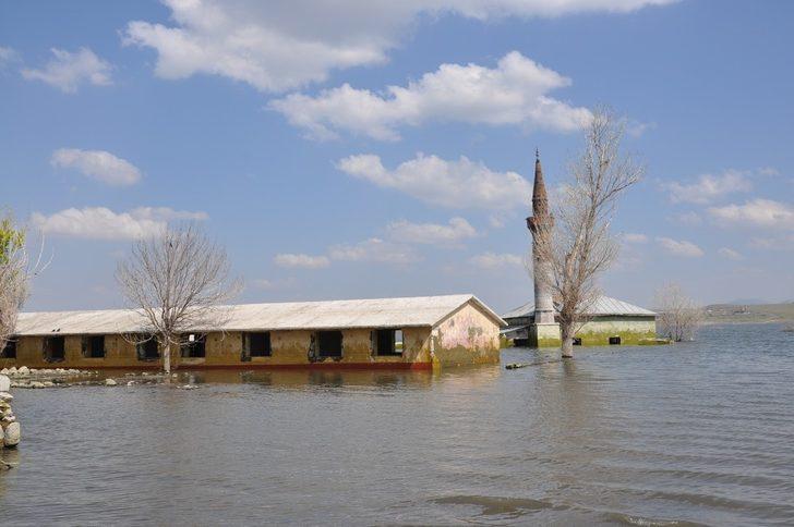 Kars’ta baraj gölü 5 metre çekildi, ortaya bu manzara çıktı G2