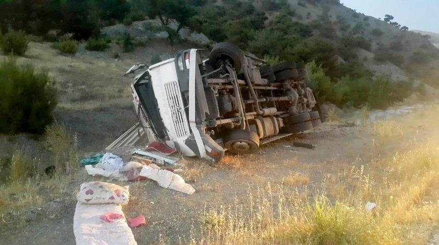 G&ouml;lbaşı&rsquo;nda virajı alamayan Tır yan yattı