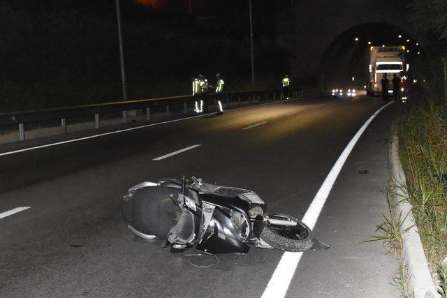 Bariyerlere çarpıp, sürüklenen motosikletin sürücüsü öldü
