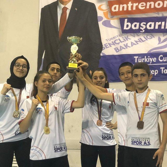 Kayserili Kickboks sporcuları Ankara’dan 6 madalya ile döndü