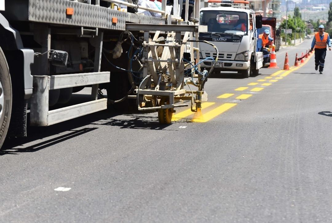B&uuml;y&uuml;kşehirden yol-asfalt, yaya ge&ccedil;idi ve okul oyun alanları &ccedil;izgileri i&ccedil;in yoğun mesai