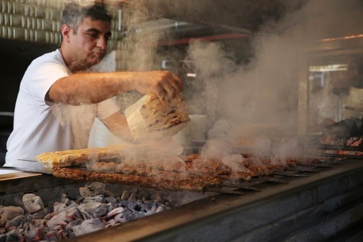 Kebap ustalarının 100 derece sıcaklıktaki zorlu mesaisi G1