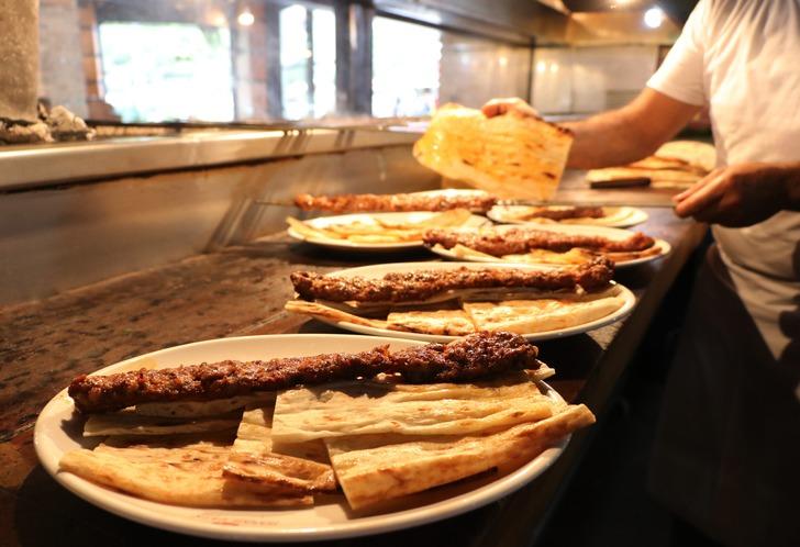 Kebap ustalarının 100 derece sıcaklıktaki zorlu mesaisi G5