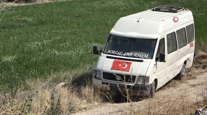 Minib&uuml;s şarampole devrildi: 2 yaralı