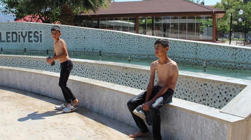 Denize gidemeyenler s&uuml;s havuzlarında serinlemeye &ccedil;alışıyor
