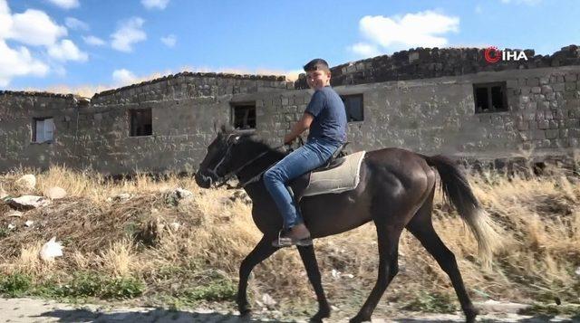 Şehir kovboyları caddede atla dolaştı